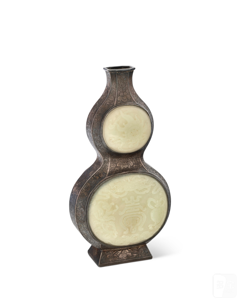 VASE DOUBLE GOURDE EN ARGENT INCRUSTÉ DE PLAQUES EN JADE CÉLADON TRÈS PÂLE  CHINE, DYNASTIE QING, XVIIIE-XIXE SIÈCLE - 图2